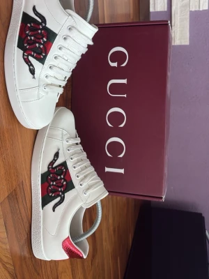 Gucci Ace sneakers med orm - Vita Gucci Ace sneakers med orm, STORLEK:43, ANVÄNDA 5gånger, allt OG följer med