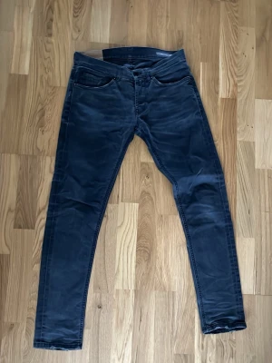 Grå slim fit jeans herr - Snygga grå slim fit jeans med klassisk femficksdesign och smal passform. Jeansen har en något tvättad look och är tillverkade i ett stretchigt material för extra komfort. Perfekta för dig som gillar en modern och stilren stil.