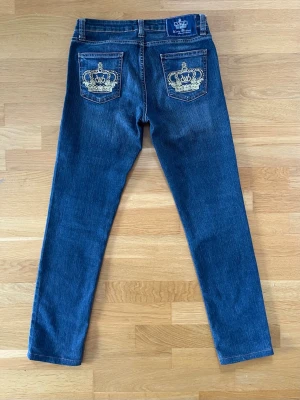 Victoria Beckham-jeans i storlek W26 L32 i mycket fint skick - Victoria Beckham-jeans i mycket fint skick. Storlek W26 (midjemått 76cm) L32. 