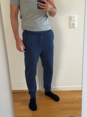 Nike byxor  - Nike tech fleece royal blue byxor. Storlek S. 