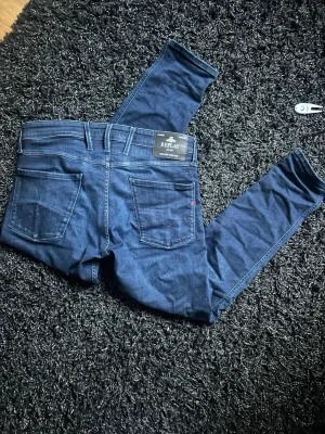 Replay anbass - marinblåa replayjeans i mycket bra kvalitet. W32 L30. passar mig som är 184cm, 74 kg. det är bara höra av sig vid frågor💌