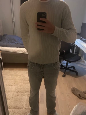 Ribbad tröja - Använd 1 gång 10/10 skick. Allt fraktas inom 24 timmar, skriv vid frågor eller funderingar