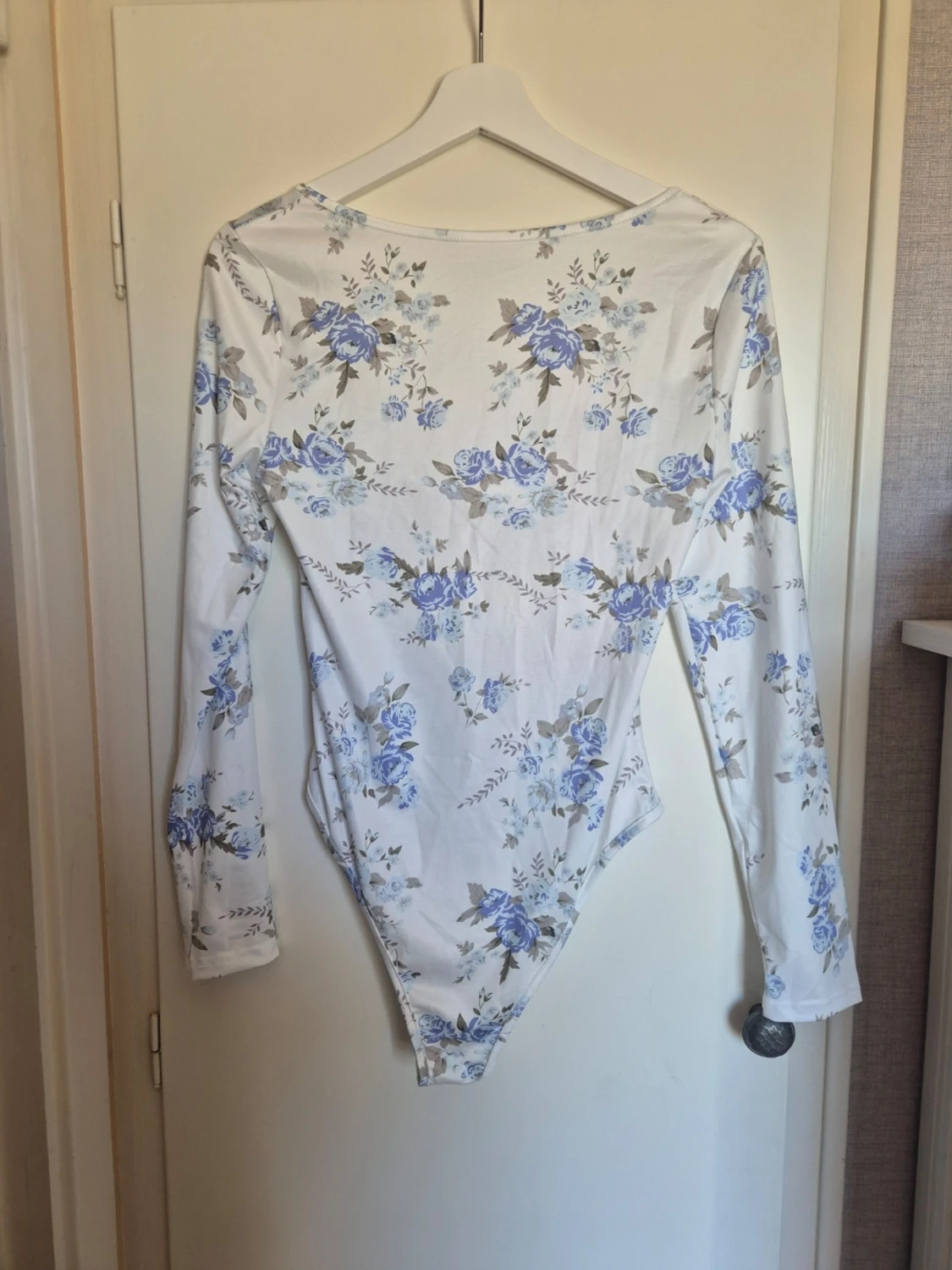 Vit body med blå blommor och långa ärmar - 1