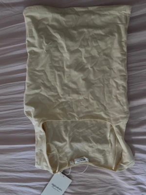 Gult linne - Säljer ett gult linne från Gina Tricot. Helt nytt, aldrig använt.