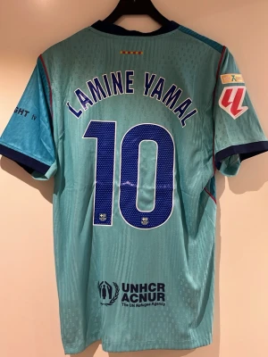Barcelona 26/27 Lamine Yamal  - En Barcelona tröja för nya säsongen 26//27 med Lamine Yamal i spelar version, storlek L helt ny