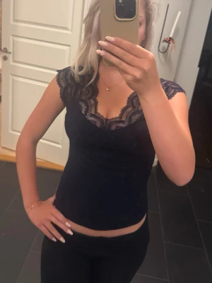 Svart spetsdetaljerad topp - Snygg mörkblå topp med spetsdetaljer vid ärmar och urringning😽 