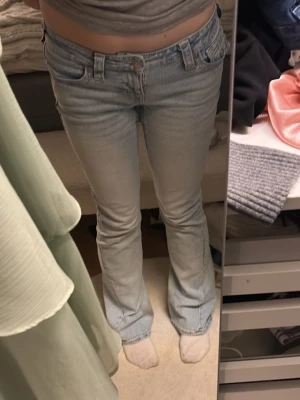 Ljusblåa true religion jeans  - Ett par ljusblåa true religion jeans som ser ut som nya! Använda ca 5 gånger och är k helt perfekt skick. Jeansen är perfekt lågmidjade och fickor med jätte fina ”jeans” detaljer! (Större i storleken)