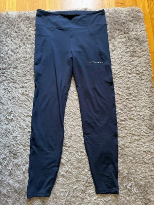 Svarta leggings från Röhnisch - Snygga svarta leggings från Röhnisch med hög midja och diskret logga på låret. Tillverkade i ett stretchigt och mjukt material som sitter skönt på kroppen. Perfekta för träning eller chill dagar. Klassisk och stilren design. Varan är i mycket bra skick förutom märket som har börjat gå av. Skriv privat för fler bilder eller om du har några frågor💗