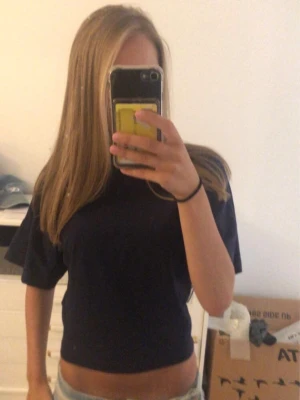 Mörkblå t-shirt/ topp - Säljer en jättefin mörkblå topp/ t-shirt som är tajt i midjan men loose vid armarna.💕