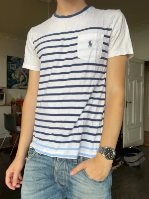 Randig polo Ralph lauren t-shirt - Polo RL t-shirt. Inga defekter. Modellen är 180cm 65kg och bär storlek s.  Fråga gärna frågor! (Kan gå ner mer i pris vid köp av bundles🤩)