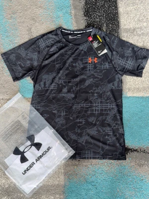 Under Armour T-Shirt - Säljer en Under Armour T-shirt som är helt ny. Perfekt för träning eller vardagar. TVEKA INTE ATT SKICKA EN BUD.