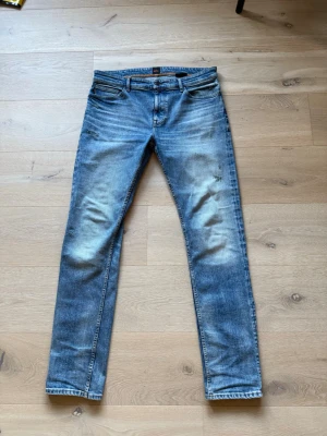 Slim Jeans Hugo Boss - 35/36 men passar 33-34 i midjan också. Lite slitningar, riktigt schyssta. Från Hugo Boss. Inga skador eller fläckar