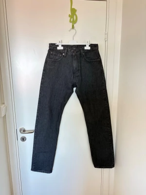 Levi's 551Z raka svarta jeans - Säljer ett par svarta Levi's 551Z jeans med rak passform och klassisk femficksdesign. Jeansen har hög midja och är tillverkade i slitstark denim. Perfekta för dig som gillar en tidlös och avslappnad stil. Väldigt sparsamt använda med INGA spår av slitage.