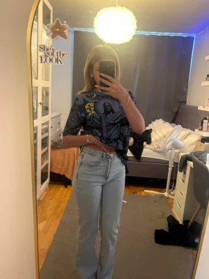 Ljusblå raka jeans med hög midja🩵 - Säljer ett par ljusblå jeans med rak passform och hög midja. Jeansen har klassiska fem fickor och är tillverkade i ett mjukt denimtyg. Perfekta för en avslappnad och trendig look. ALDRIG ANVÄNDA!!!🩵🩵🩵