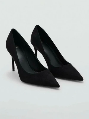 Svarta pumps - Stilrena svarta pumps från Pull&Bear i sammets liknande material. Dessa är i 39 men lite för små för mig. Har lite bredare fötter så de är lite för smala för mig!🙏🏻💗har inte använts något sedan de köptes men har inga lappar osv kvar tyvärr då de köptes 2024!!