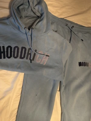 Hoodrich tracksuit - Hoodrich tracksuit. Bra skick, finns en liten fläck på byxan (syns på bild). Säljes då det inte används. Skriv vid intresse.