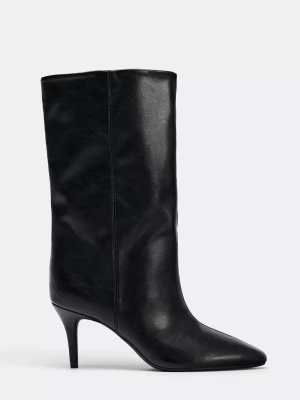Svarta stövletter med smal klack Zara - Snygga svarta stövletter från Zara i slätt skinnimitation med spetsig tå och smal klack. Skaftet är medelhögt och har en stilren, minimalistisk design som passar till många olika outfits. Perfekta för dig som vill ha en trendig och elegant look.