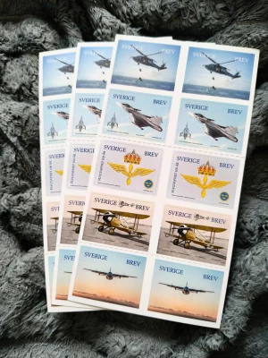 Frimärken Flygvapnet 100 år Sverige - Säljer tre ark med svenska frimärken från PostNord, tema Flygvapnet 100 år. Motiven visar olika flygplan och symboler från det svenska flygvapnet. Varje ark innehåller 10 frimärken för brev inom Sverige. Perfekt för samlare eller brevskrivare.