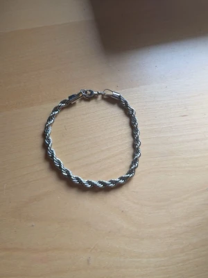 Cordell armband 4mm - Tvär snygg cordell armband i silver, den är 4mm i tjockleken och 20cm i längden, gjord av rostfritt stål så att man inte behöver oroa sig om att få vatten på den, helt nytt.