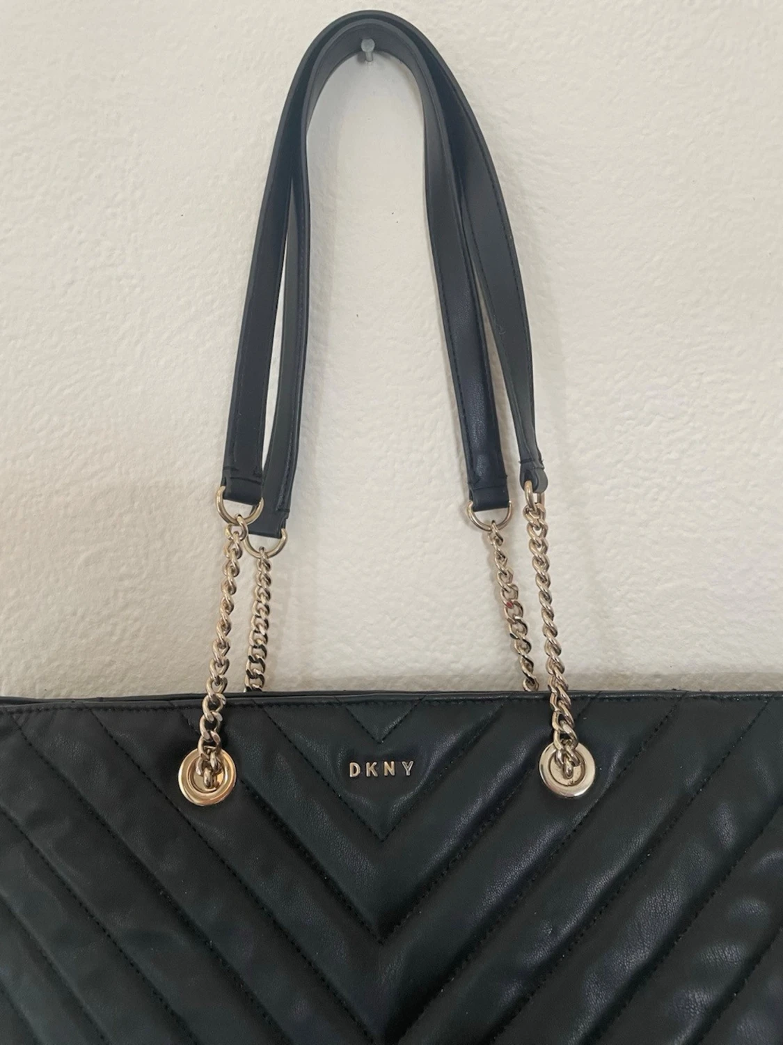 Svart quiltad handväska från DKNY - 2