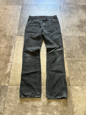 Vintage Flared Nudie Jeans - Slim Jim - tja! säljer nu mina nudie jeans med sjukt feta fades👏 de sitter slim/flared🥹 strlk 32/32 o i riktigt bra skick🫡 tveka inte på att skriva ifall ni har fler frågor😉