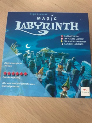 Magic Labyrinth brädspel - Säljer brädspelet Magic Labyrinth, ett fantasifullt spel med magiskt labyrinttema. Spelet har en blå kartong med illustrationer av trollkarlar och labyrintväggar. Innehåller spelplan, spelpjäser och instruktioner. Perfekt för spelkvällar med vänner eller familj.