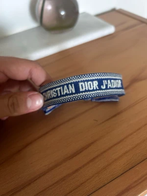 Christian Dior armband - Säljer denna armbandet som jag inte använder längre. Armbandet är nästan helt oanvänt och är perfekt till sommaren samt den kommande vintern/ hösten! Pris kan diskuteras och hör av vid minsta lilla fråga!✌️