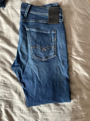 Blå jeans från Replay herrmodell - Säljer ett par snygga blå jeans från Replay