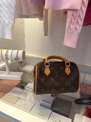 Louis Vuitton brun monogram handväska - Superfin Louis Vuitton Speedy i mycket fint skick. 💕 Köpt via Plick, därför kan jag tyvärr inte garantera äktheten. På sista bilden finns en konversation där säljaren uppger att den är äkta. Jag har jämfört med en LV-väska köpt i butik och ser ingen tydlig skillnad, men säljer den som ej verifierad. Därför är priset lägre. Säljs då jag behöver en större väska. Pris kan diskuteras. Hör gärna av dig vid frågor! 💕  
