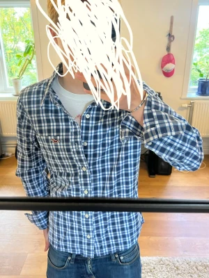 Hollister skjorta - Säljer en blårutig skjorta från Hollister | Storlek M | Inga defekter | Pris går att diskutera | Ställ gärna frågor |🙌🙌🙌