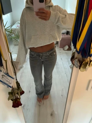Grå lågmidjade bootcut jeans  - Ljusgrå low waist bootcut jeans från Gina. Är 162 cm och de sitter perfekt på mig. 