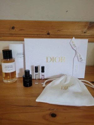 Dior Vanilla Diorama 50ml - 50ml av en helt nyköpt vanilla diorama! Kommer med full presentation plus en Dior Sauvage Elixir miniatyr splash-on, och ett par samples från deras Private line: Rose Star & Bois D'argent.  Skickar samma dag i samma dior låda! Kvitto finns ifall du behöver :) Tar gärna små bud men endast för snabba affärer!
