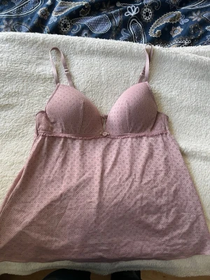 Rosa intimissimi linne  - Rosa linne med en ros på från intimissimi i storlek S/M 