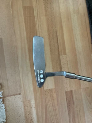 Scotty Cameron Studio Select Newport 2 by Titleist säljes. - Scotty Cameron Studio Select Newport 2 by Titleist säljes.  Klassisk premiumputter i bra skick med normalt bruksslitage. Utrustad med SuperStroke-grepp som ger en stabil och bekväm känsla på greenerna.  Puttern är väl omhändertagen och har fortfarande mycket spel kvar. En av Scotty Camerons mest populära modeller tack vare sin känsla, balans och tidlösa design. Inget headcover tillkommer  Pris: 2545 kr eller bud. Pris kan diskuteras  Fråga gärna!!!