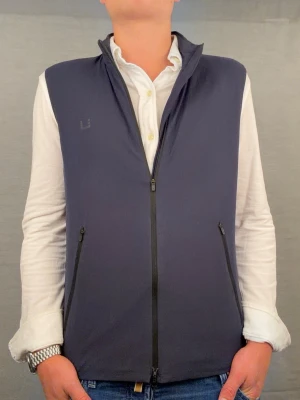 Ubr väst mörkblå  - Ubr väst size M. Liten i storlek så sitter helt enkelt som en S. Modellen är 180cm. Nypris 3499kr.  Skriv vid intresse