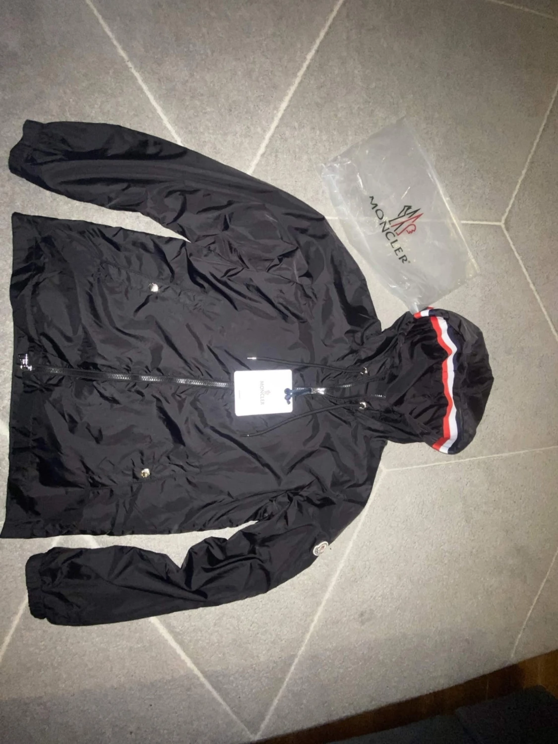 Svart vindjacka med huva från Moncler