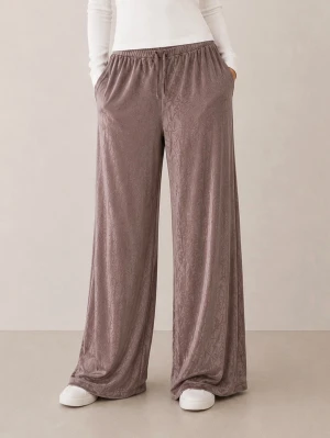 Gråa satinbyxor XS oversized dam nya utan prislapp - Mysiga satinbyxor! Aldrig använda. Skickar snabbt! Prisförslag mottages. Resår i midjan så S kan också ha dem!