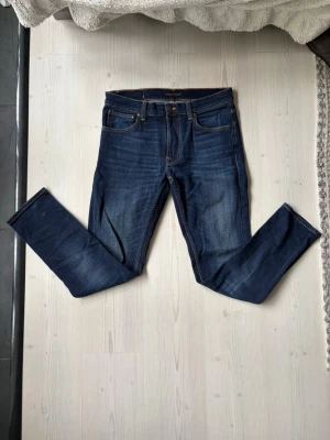 Nudie Jeans 32/32 - Nu säljer jag mina snygga nudie jeans då jag  aldrig använder de🤩 Jeansen är i topp skick!!! Modell namnet heter LeanDean Storleken är 32/32.  ✅Alltid Frakt Inom 24h✅   Tar gärna emot frågor/Bud😊