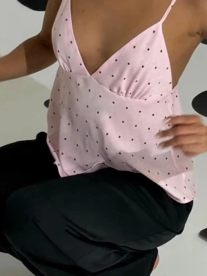 Ljusrosa prickig topp - Säljer denna superfina prickiga toppen ifrån Bik Bok. Köpte tyvärr fel storlek, så den helt nu lappen är kvar🥰 Nypris 400 men jag säljer den för 250! Helt slutsåld på hemsidan!