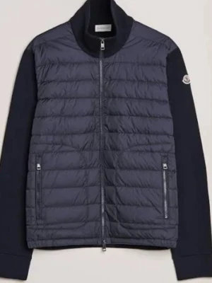 Mörkblå dunväst med dragkedja - Stilren mörkblå dunväst med quiltad framsida och två dragkedjeförsedda fickor. Västen har hög krage och raka linjer för en modern look. Perfekt för lager-på-lager och enkel att matcha med olika outfits.