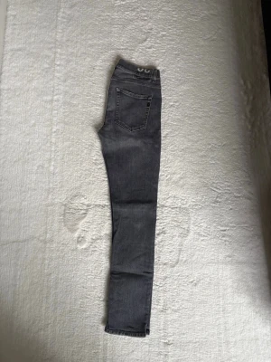 Gråa Dondup jeans - Säljer mina gråa Dondup jeans i modellen ”Ziggie”. Jeansen är i storleken 30 men passar även 29. Har en lagning vid bäcken men i övrigt är byxorna i väldigt bra skick. Säljer då de är för små.