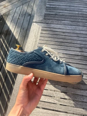 Bottega venetta skor - Bottega venetta skor i väldigt fint skick. Inget OG tillkommer mer en orderbekräftelsen från när de köptes! Skorna är väldigt sällsynta och har en as najs blå grön ish.  Hör av dig frågor eller funderingar!☺️