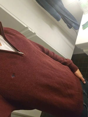 Vinröd quarter zip från FYNCH-HATTON pris kan diskuteras! - Riktigt fin zip tröja från fynch-hatton sitter bra och fin kvalite
