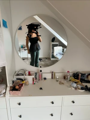 Svart volangig ärmlös topp - Säljer en svart, ärmlös topp med volangdetaljer och smala axelband. Toppen har en luftig och lätt form som ger en snygg siluett. Perfekt för dig som vill ha en trendig och stilren look. Är från Japan men har ingen lapp men passar de som har S
