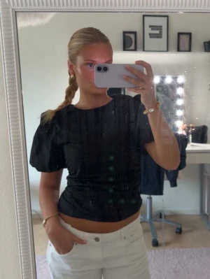 Topp med puffärm - Skit snygg topp från Nelly med puffärm och som är scrunchad i ryggen❤️
