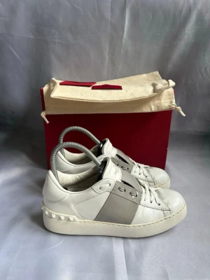 Grå kalvskinn valentino opens  - Valentino Opens Grå Kalvskinn | Skick - 8/10, mycket bra | Lite skav på toeboxen | Size - 36 | Box och valentino kort ingår | Äkta | Hör av er vid frågor eller funderingar 🙌