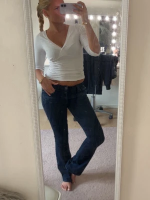 Low waist jeans - Skit snygga low waist utsvängda jeans från Zara som är välanvända men fortfarande i väldigt bra skick❤️