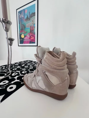 Beiga Isabel marants - Säljer nu mina isabel marants!! Storlek 35 och sparsamt använda🌸☺️ Har tyvärr inte kvitto då dem är begagnade och jag fick inte med det, men skokartong och dustbags kommer med!!
