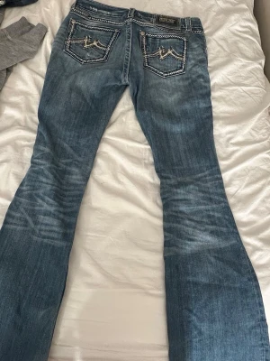 Lågmidjade bootcut Miss Me jeans - Supersnygga lågmidjade bootcut Miss Me jeans med fina detaljer fram och bak🤩 Köpt på plick men aldrig använt pga lite stora i midjan. Öppen för prisförslag!!🙏