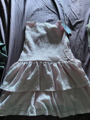  Ljus rosa Gina tricot  klänning - Säljer denhär söta ljus rosa klänningen från Gina tricot som är helt i nyskick och aldrig använts